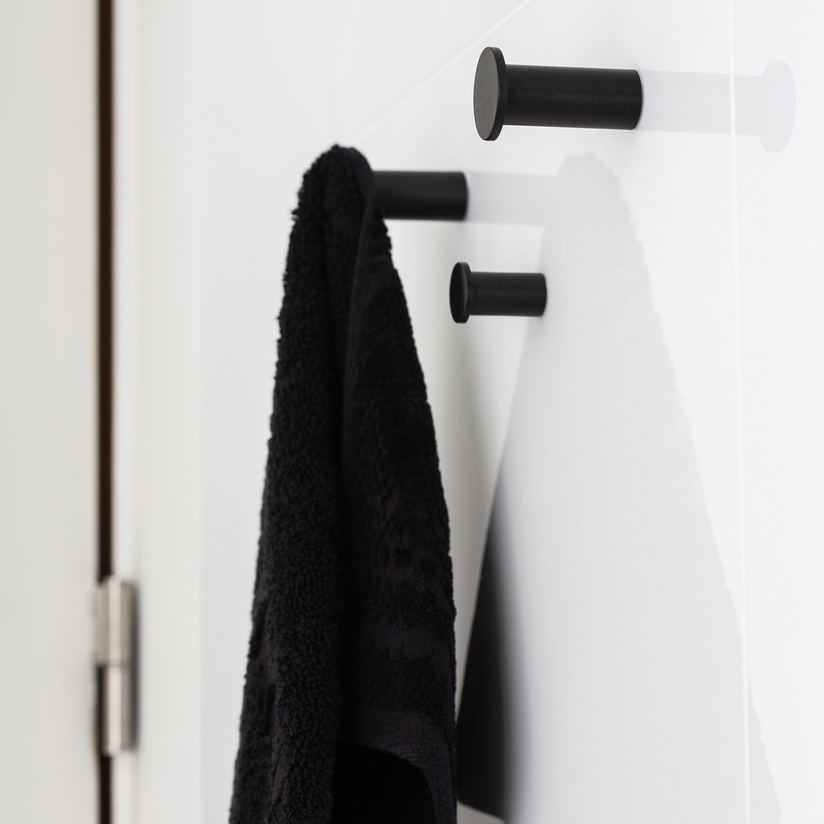 Percha Elegante JNF en Negro - Duradera y Moderna