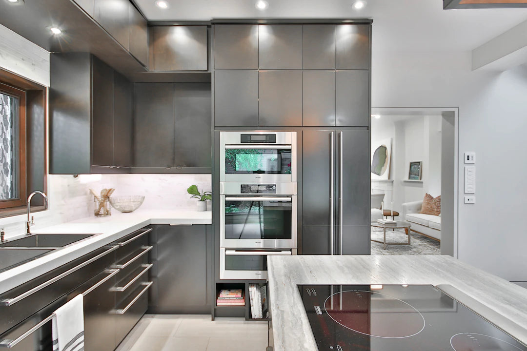 Tendencias actuales en herrajes para cocinas modernas