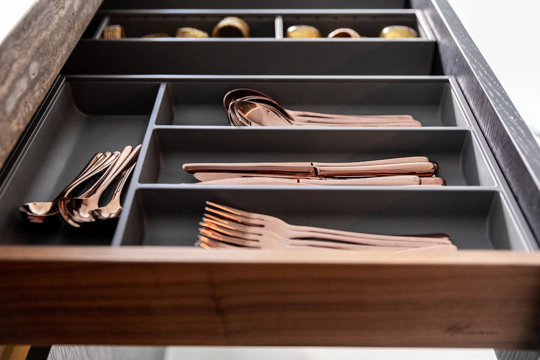 Descubre los Herrajes Esenciales para Tu Cocina y Muebles