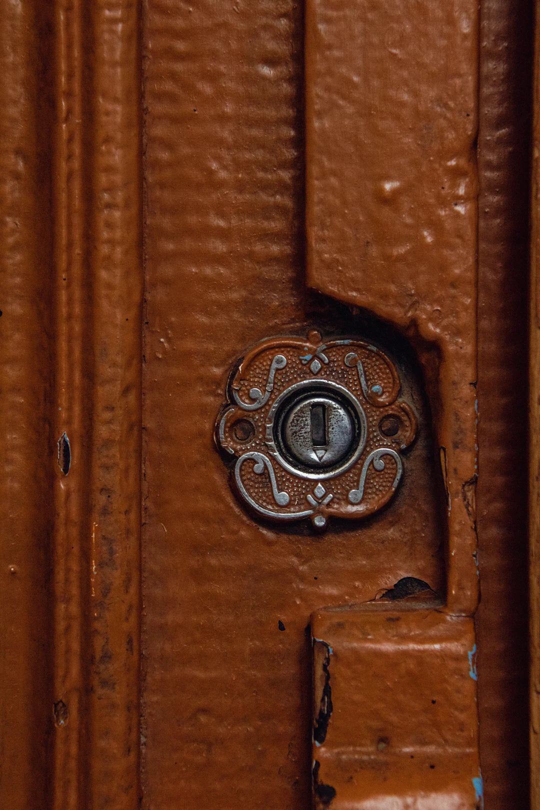 Topes y Cerraduras de Calidad para Puertas Modernas