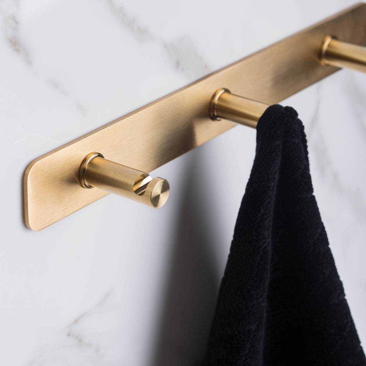 Colgador Tripe Stout Titanium Gold - Elegancia Duradera