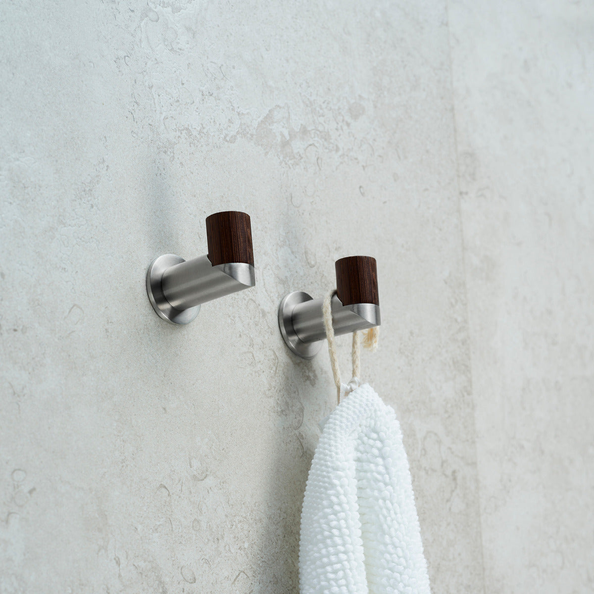 Percha Wenge de Acero Inoxidable - Diseño Pedro Queirós