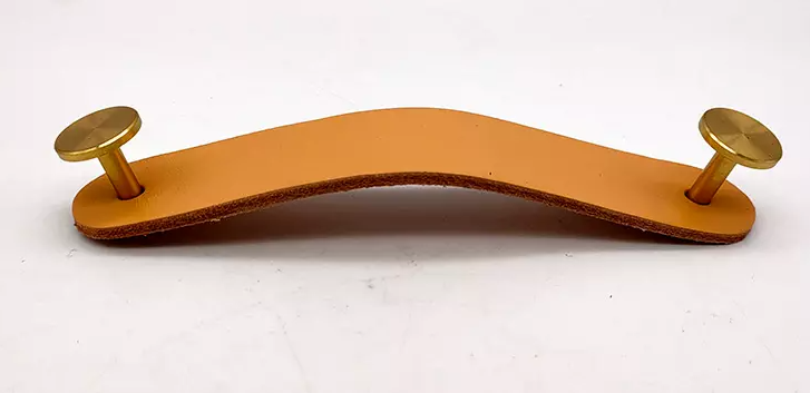 Jaladera de Latón con Piel Natural - Estilo Clásico